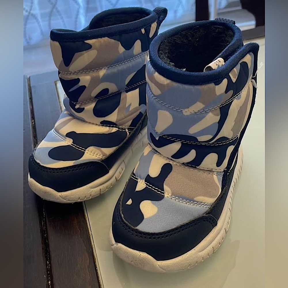 ***SOLD***Toddler boots size 4